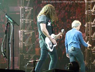 Phil X a encore son X sur son veston à droite durant le spectacle de Bon Jovi à Montréal, Québec, Canada (18 mai 2018)